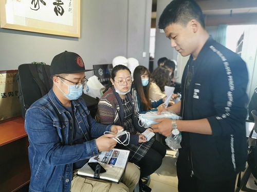 疫情防控不松懈 学院领导送真情ㅣ云南经济管理学院艺术与传媒学院免费为教师们发放口罩 第 2 张