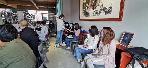 疫情防控不松懈 学院领导送真情ㅣ云南经济管理学院艺术与传媒学院免费为教师们发放口罩 第 3 张