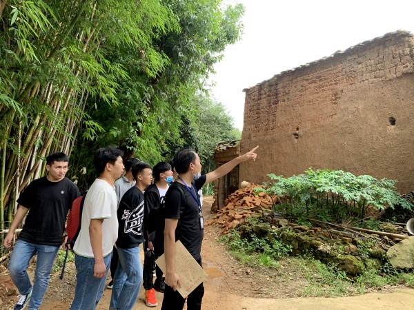 11-2020年初，设计系教师带领学生实地考察石江村，正式开启助力乡村振兴工作.jpg