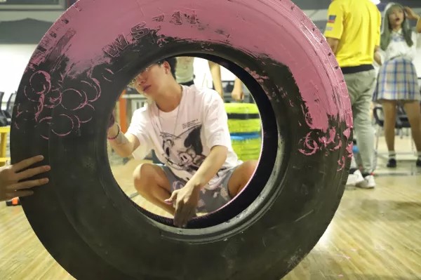 12-2020年7月，设计学生开始动手制作轮胎主题雕塑.jpg