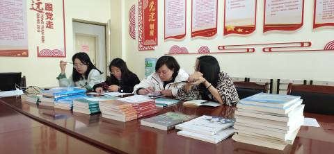 药学系教材审定会(讨论)(1).jpg 药学系教材审定会(讨论)(1).jpg