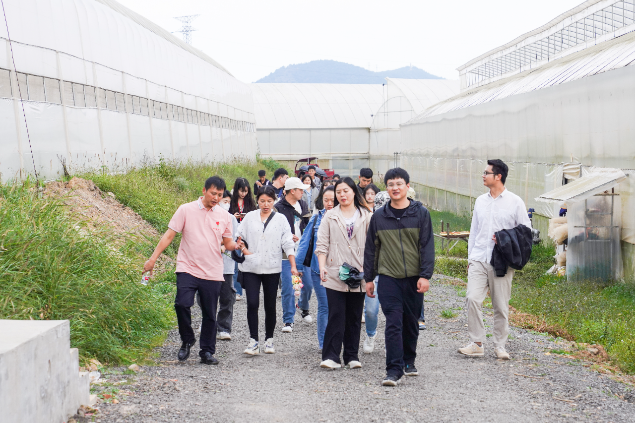 行走的思政课：张桂梅思政大讲堂云南经济管理学院分课堂在昆阳张良花卉专业合作社开讲 第 9 张