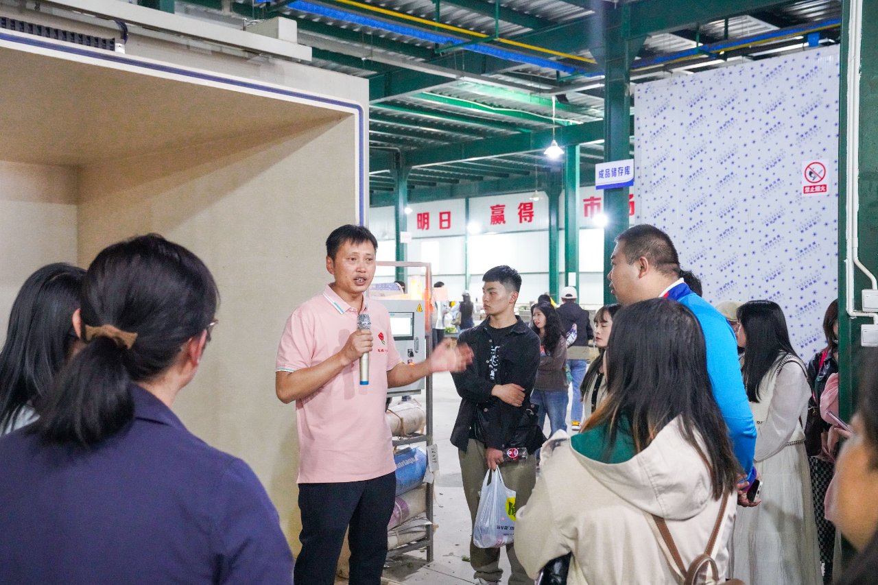 行走的思政课：张桂梅思政大讲堂云南经济管理学院分课堂在昆阳张良花卉专业合作社开讲 第 3 张