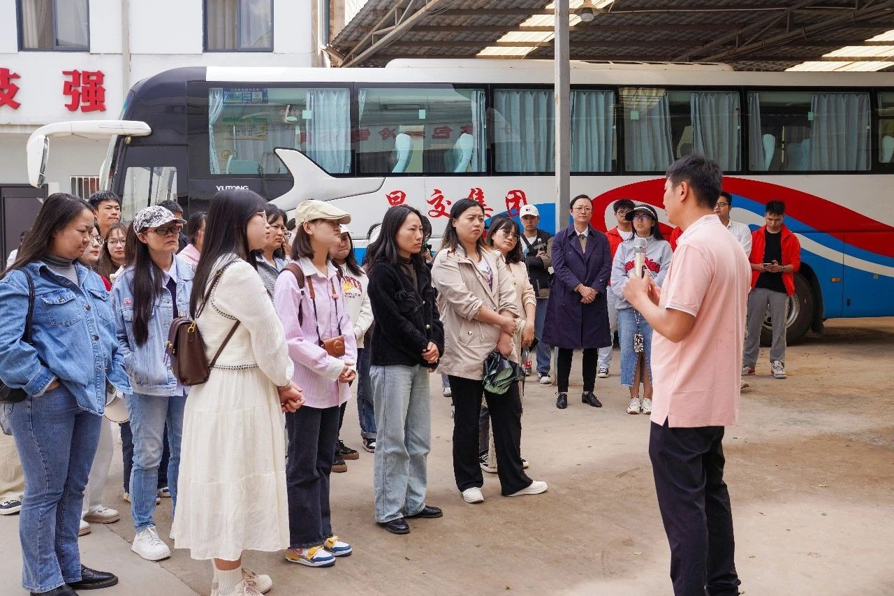 行走的思政课：张桂梅思政大讲堂云南经济管理学院分课堂在昆阳张良花卉专业合作社开讲 第 2 张