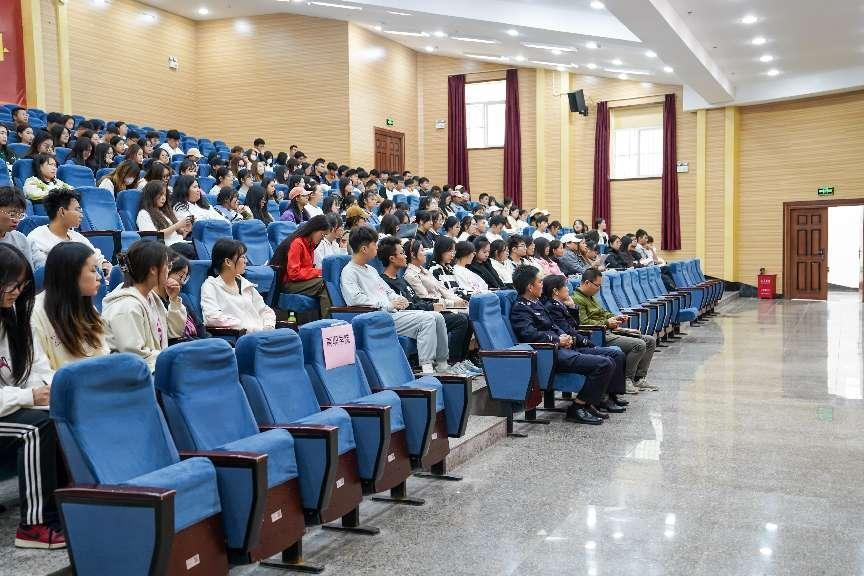 普法强基 与法同行 ——学校妇联联合云南省安宁监狱开展法治宣讲进校园活动 第 3 张