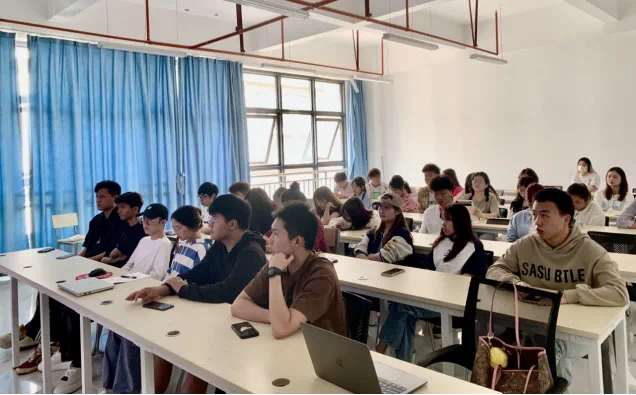 【创美艺传】开讲啦！——杨红燕副教授为云南经济管理学院艺术与传媒学院视觉传达设计专业开讲啦！ 第 2 张