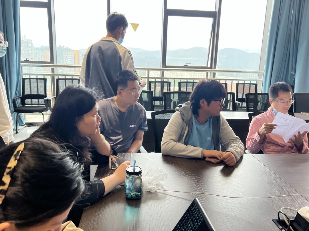 艺术传媒学院党总支召开学习贯彻习近平总书记重要回信精神座谈会 第 3 张