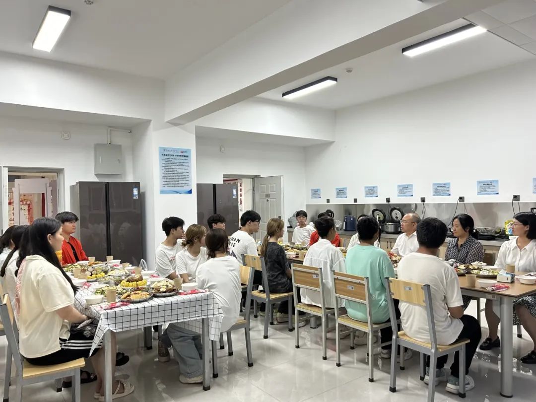 师生共融,情暖意浓——医学院举办校领导与新生“共进晚餐”活动 第 5 张 师生共融,情暖意浓——医学院举办校领导与新生“共进晚餐”活动 第 5 张