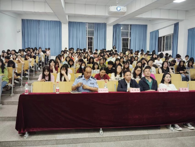 医学院开展“国家安全 青春挺膺”主题讲座 第 2 张 医学院开展“国家安全 青春挺膺”主题讲座 第 2 张