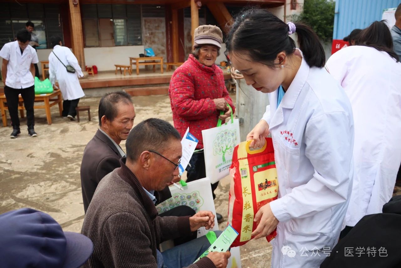 共筑乡村健康梦:医学院师生共赴丽江市大东乡古都塘一村进行义诊宣教 第 3 张 共筑乡村健康梦:医学院师生共赴丽江市大东乡古都塘一村进行义诊宣教 第 3 张