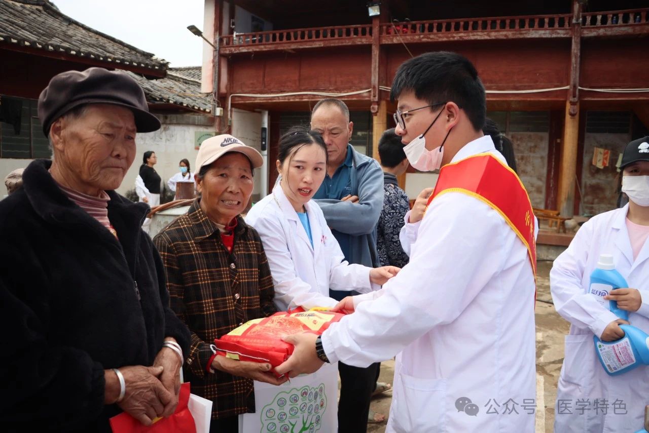 共筑乡村健康梦:医学院师生共赴丽江市大东乡古都塘一村进行义诊宣教 第 4 张 共筑乡村健康梦:医学院师生共赴丽江市大东乡古都塘一村进行义诊宣教 第 4 张