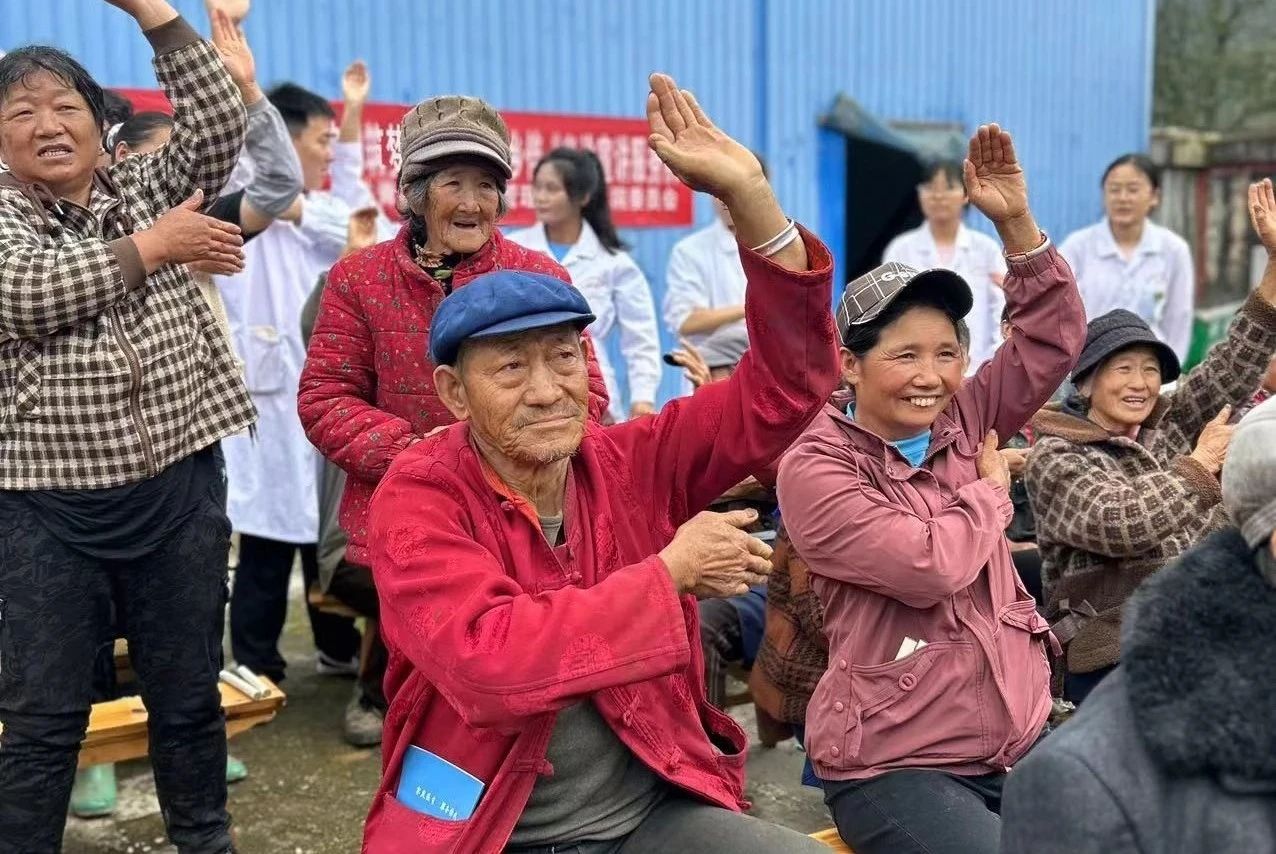 共筑乡村健康梦:医学院师生共赴丽江市大东乡古都塘一村进行义诊宣教 第 8 张 共筑乡村健康梦:医学院师生共赴丽江市大东乡古都塘一村进行义诊宣教 第 8 张