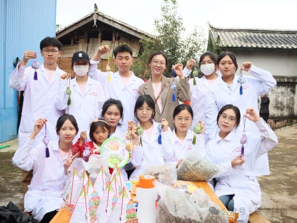 共筑乡村健康梦:医学院师生共赴丽江市大东乡古都塘一村进行义诊宣教 第 10 张 共筑乡村健康梦:医学院师生共赴丽江市大东乡古都塘一村进行义诊宣教 第 10 张