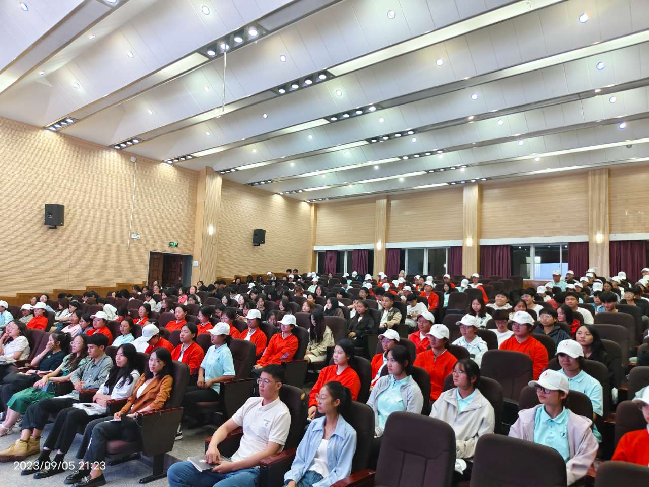 分析专业发展 做好思想教育——学科带头人与学生交流会 第 5 张 分析专业发展 做好思想教育——学科带头人与学生交流会 第 5 张