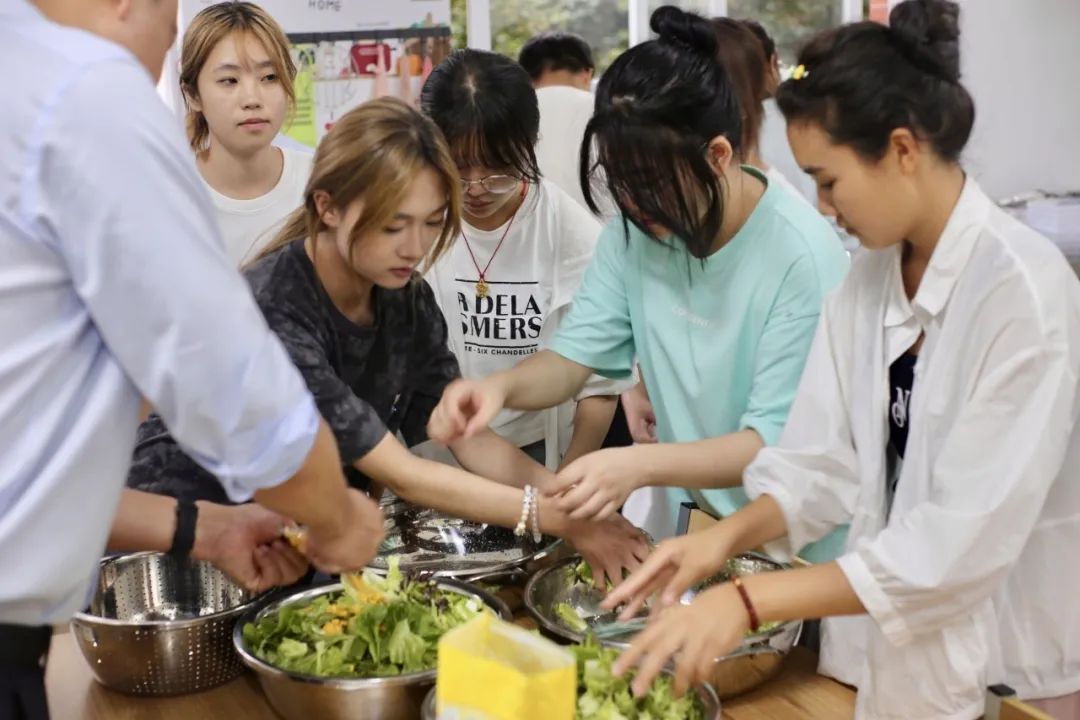 师生共融,情暖意浓——医学院举办校领导与新生“共进晚餐”活动 第 3 张 师生共融,情暖意浓——医学院举办校领导与新生“共进晚餐”活动 第 3 张