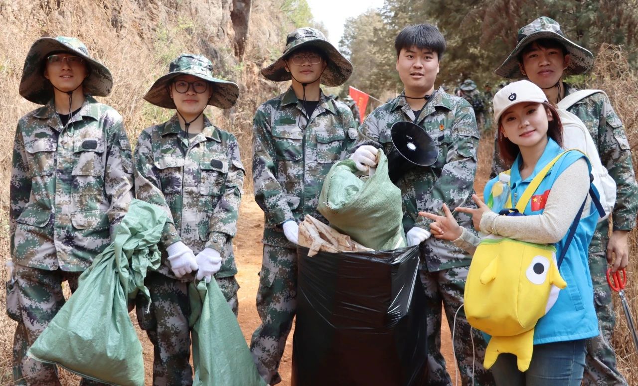 垃圾不落地 山林更美丽——黑林铺街道与云南经济管理学院开展护林环保行动 第 8 张