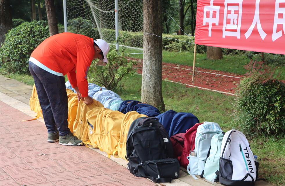 训练场上练硬功，才艺时光添温情 第 4 张