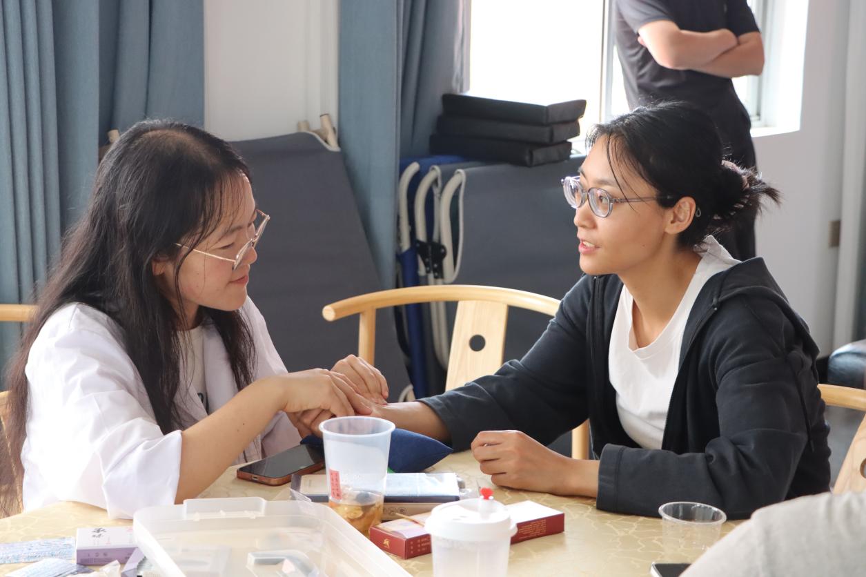 支部行动暖金秋 健康献礼教师节——云南经济管理学院医学院开展教师节党员义诊服务活动 第 7 张