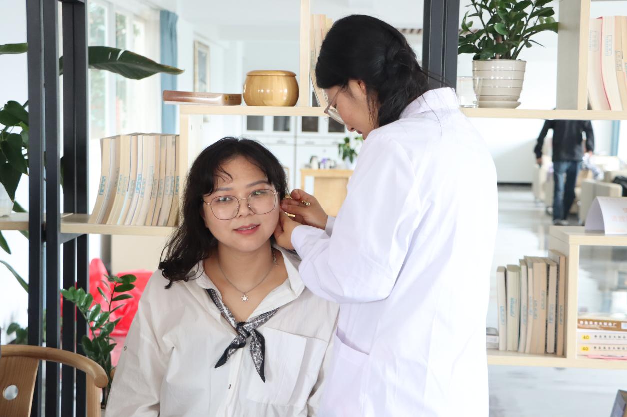 支部行动暖金秋 健康献礼教师节——云南经济管理学院医学院开展教师节党员义诊服务活动 第 9 张