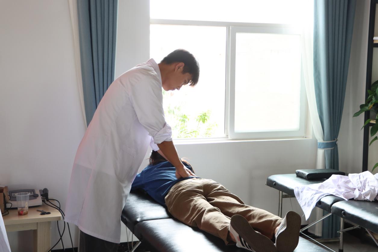 支部行动暖金秋 健康献礼教师节——云南经济管理学院医学院开展教师节党员义诊服务活动 第 12 张