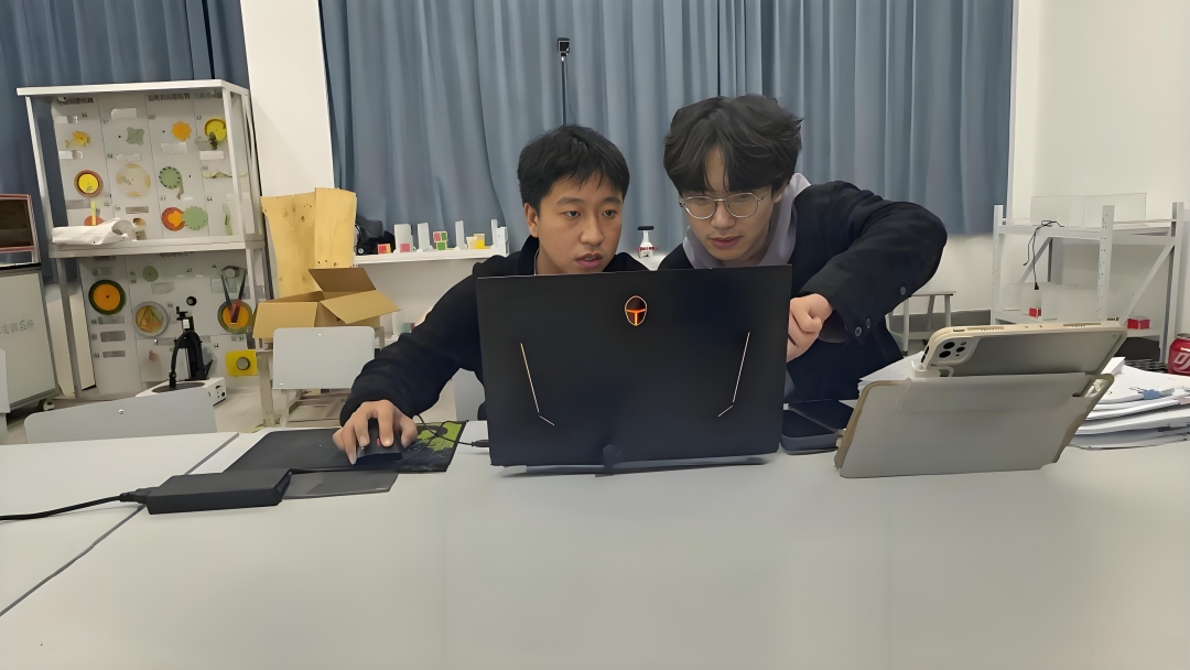 实验室照.jpg 实验室照.jpg