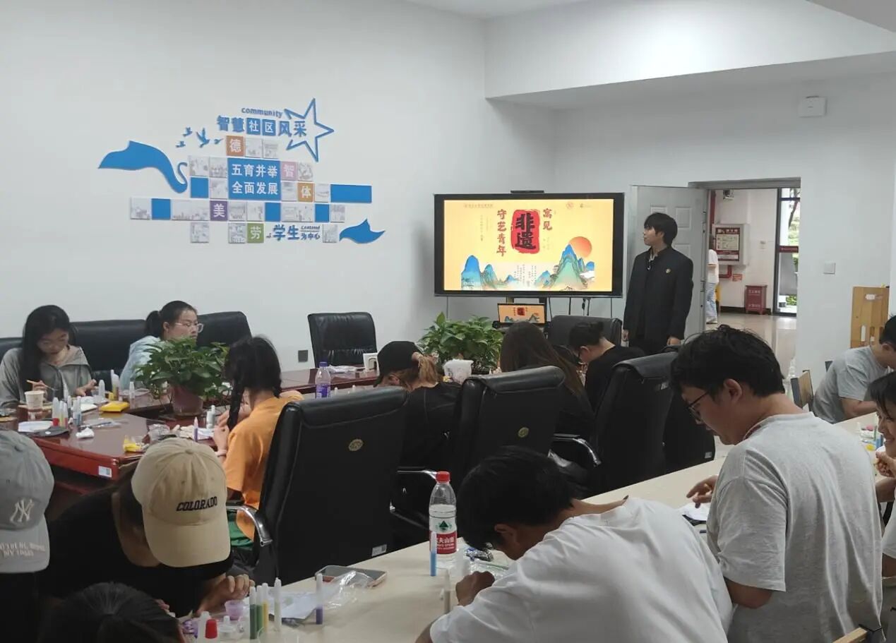 一站式学生社区 | 匠心润社区，珐琅添雅韵 智慧社区开展非遗掐丝珐琅体验课 第 1 张