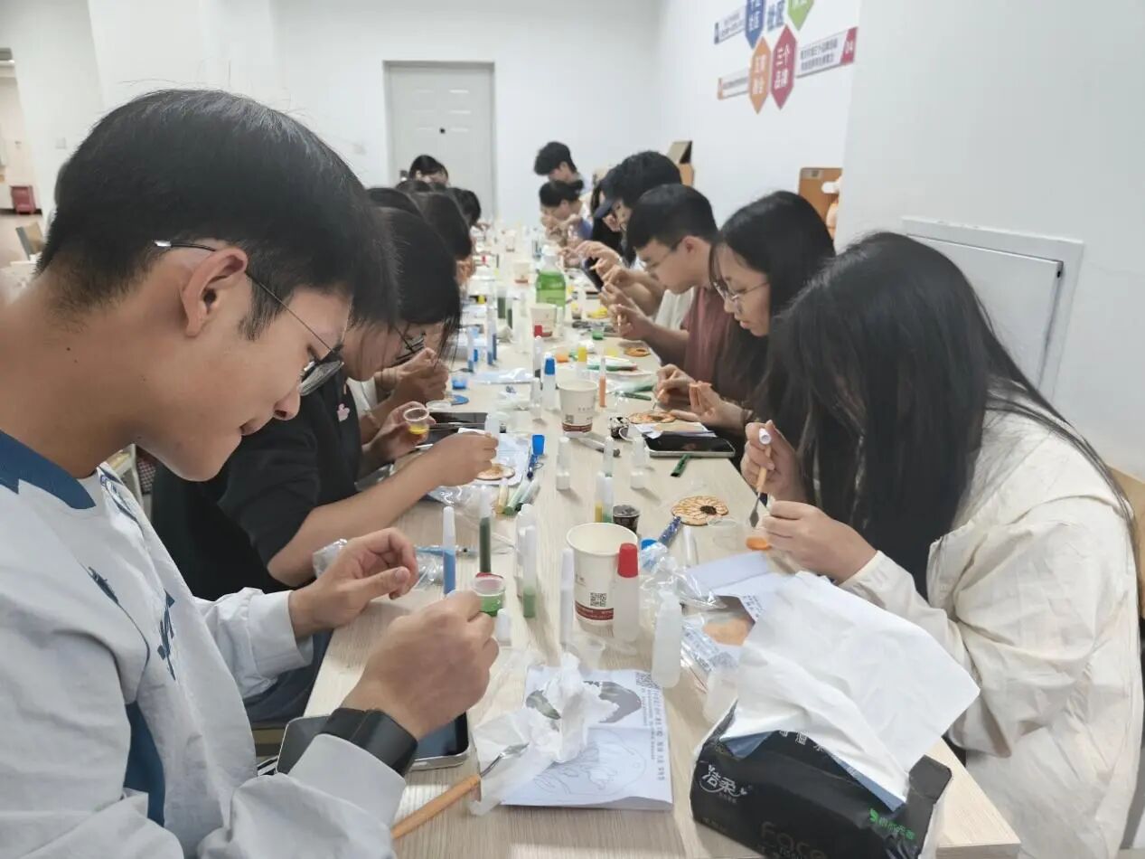 一站式学生社区 | 匠心润社区，珐琅添雅韵 智慧社区开展非遗掐丝珐琅体验课 第 3 张