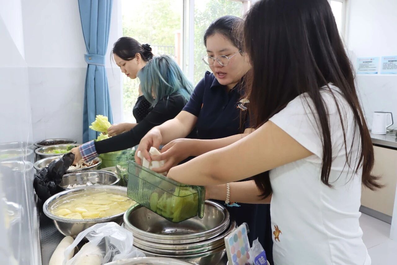月满经管寄乡愁,情暖杏林伴韶华 |医学院举办中秋留校学子暖心茶话餐叙会 第 8 张 月满经管寄乡愁,情暖杏林伴韶华 |医学院举办中秋留校学子暖心茶话餐叙会 第 8 张