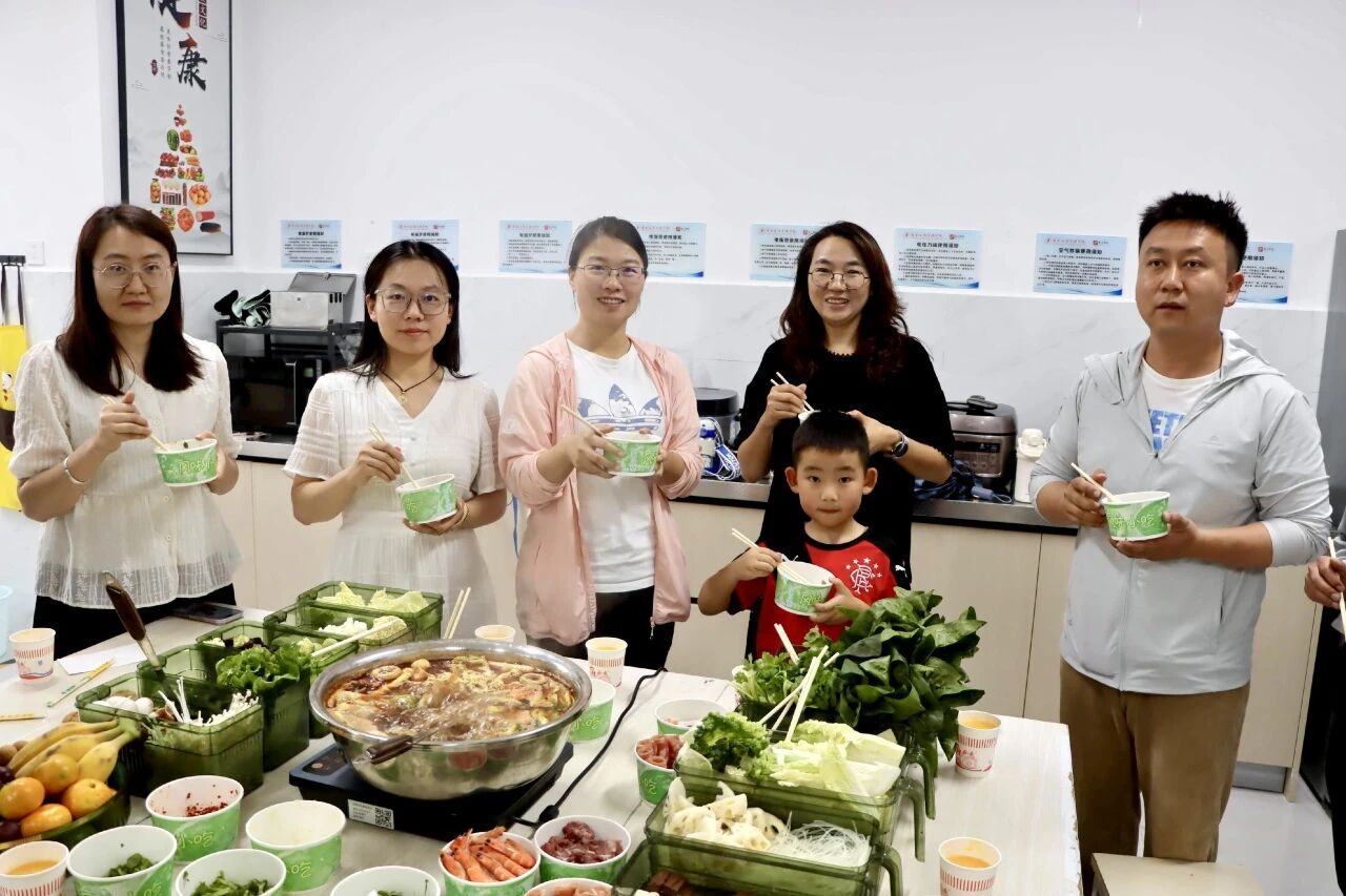 月满经管寄乡愁,情暖杏林伴韶华 |医学院举办中秋留校学子暖心茶话餐叙会 第 13 张 月满经管寄乡愁,情暖杏林伴韶华 |医学院举办中秋留校学子暖心茶话餐叙会 第 13 张