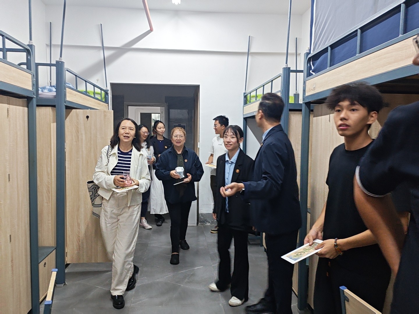14.jpg “艺”家人,心相迎——艺术与传媒学院2026级迎新工作纪实 第 9 张
