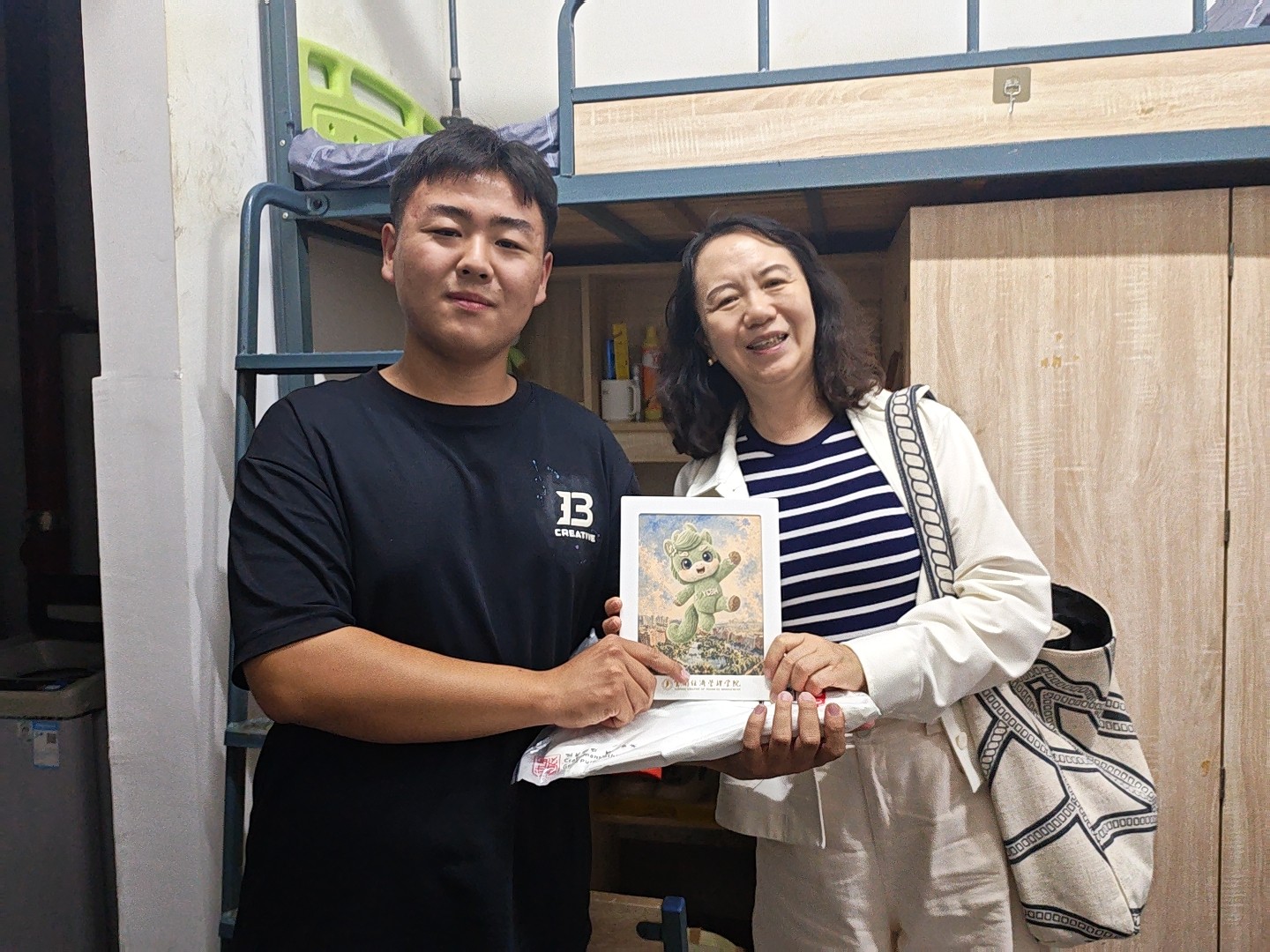 12.jpg “艺”家人,心相迎——艺术与传媒学院2026级迎新工作纪实 第 10 张